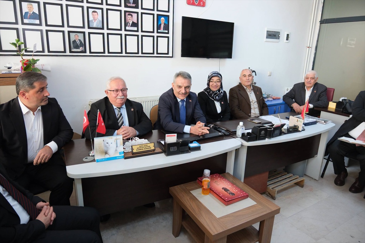 Yozgat Valisi Özkan, Muhtarlar Günü\'nde dernek ziyaretinde muhtarları kutladı