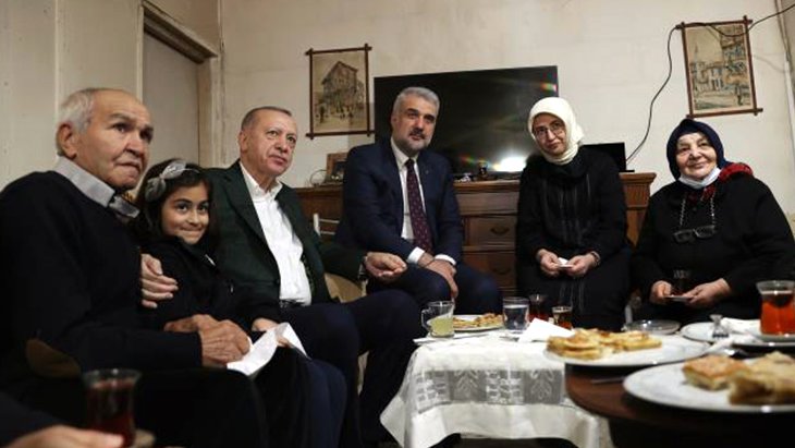 Cumhurbaşkanı Erdoğan, örnek gösterdiği mahalle kadın kolları başkanı Hatem Kurt’u ziyaret etti