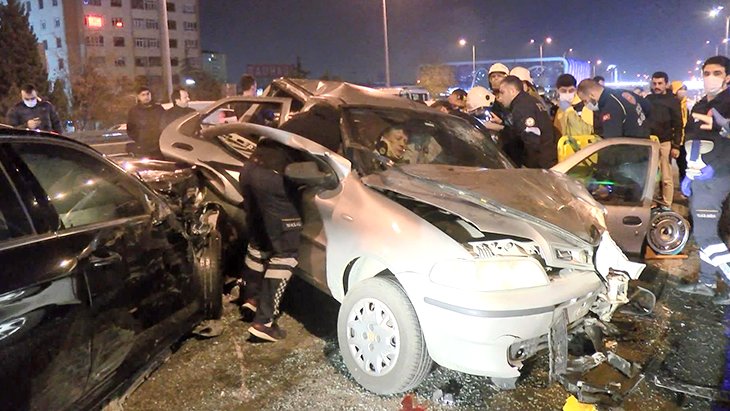 Gece yarısı 11 araç birbirine girdi, 10 kişi yaralandı