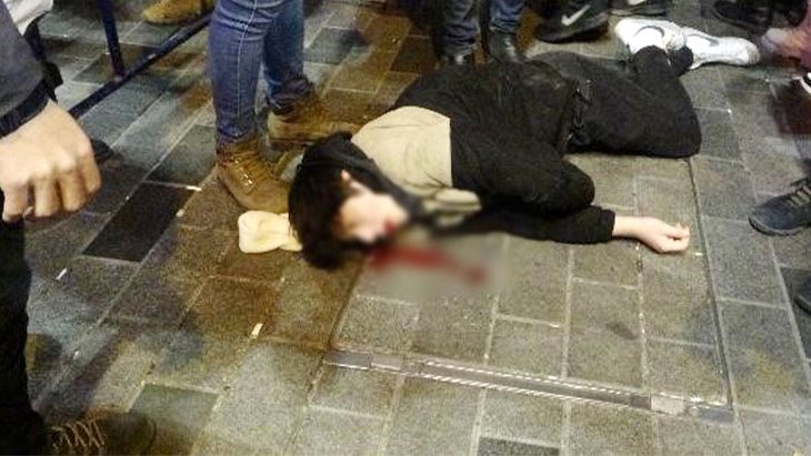 Taksim’de yılbaşı eğlencesi kavga ile bitti Yumruk yiyen genç, savrulduğu yerden kalkamadı