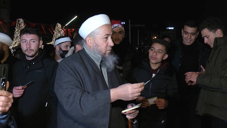 “Tebliğciler“ Taksim’de Yeni yıl kutlamalarına katılan vatandaşlara bildiri dağıttılar