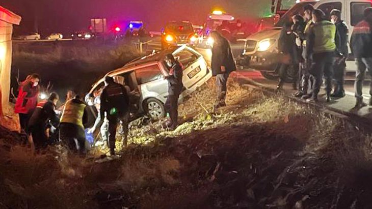 Yeni yılın ilk dakikalarında feci kaza İki araç çarpıştı, 7 kişi yaşamını yitirdi