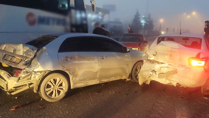 Gizli buzlanma nedeniyle 20 araç birbirine girdi, 31 kişi yaralandı
