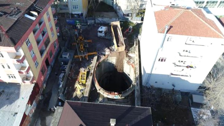 İnşaatı devam eden metro hattında Sarıgazi durağının İBB tarafından betonla kapatılmasına tepki çekti