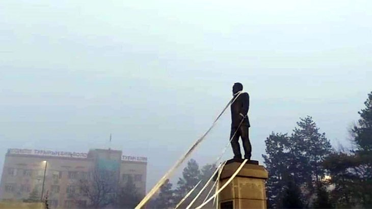 Kazakistan’da protestocular Nazarbayev’in heykelini yıkmaya çalıştı, bazı bölgelerde OHAL ilan edildi