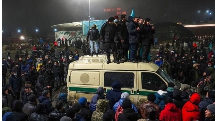 Kazakistan’dan iç harp görüntüleri Polisler temiz değiştiriyor, zenginler kaçıyor
