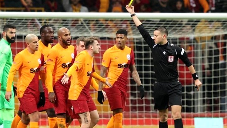 Olay hakem Zorbay Küçük ilk haftada maç aldı Galatasaray taraftarları çılgına döndü