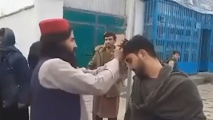 Taliban’dan saç tıraşı zulmü Ellerini bağladıkları gencin saçını döve döve kestiler