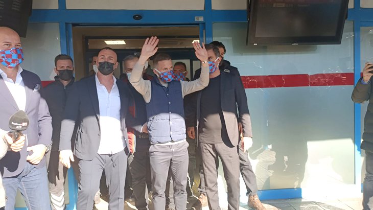 Son Dakika: Trabzonspor’un sonuç bombası şehre indi Taraftarlar Visca düşüncesince havalimanına akış etti