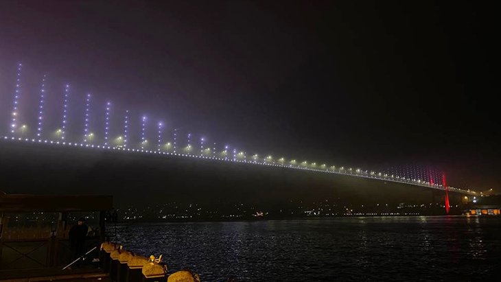 Göz gözü görmüyor İstanbul’da etkili olan sis nedeniyle görüş mesafesi azaldı