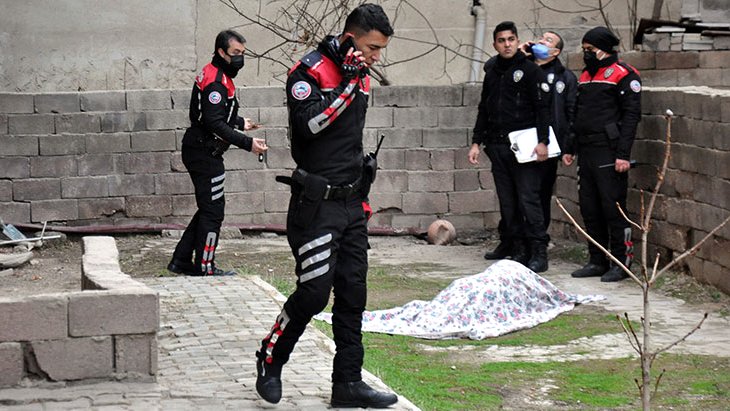 İstifa edip memleketini dönen eski polis, evinin bahçesinde ölü bulundu