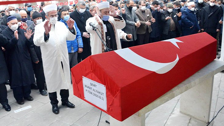 Şehit teğmenin cenazesinde duygu dolu anlar Namazını ağabeyi kıldırdı