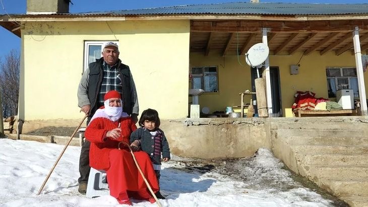 Bingöl’ün kırmızılı teyzesi Çocukken rüya gördü, o gün bugündür kırmızı giyiyor