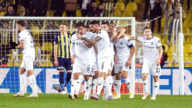 Fenerbahçe, kendi evinde Adana Demirspor’a 2-1 mağlup oldu