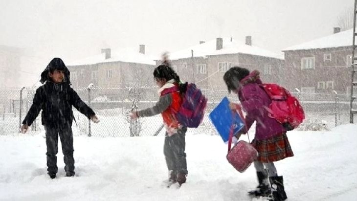 Yoğun kar yağışı eğitimi engelledi 3 şehirde okullar tatil