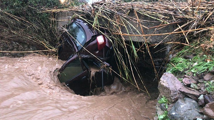 Bodrum’da yaşanan sel felaketinden dolayı vatandaşlara ’sokağa çıkmayın’ uyarısı yapıldı