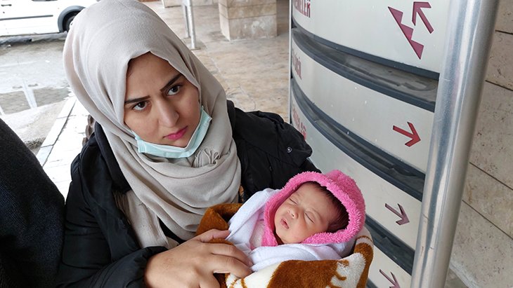 Irak tabiiyetli çiftin 17 günce bebeği arasında kaldı