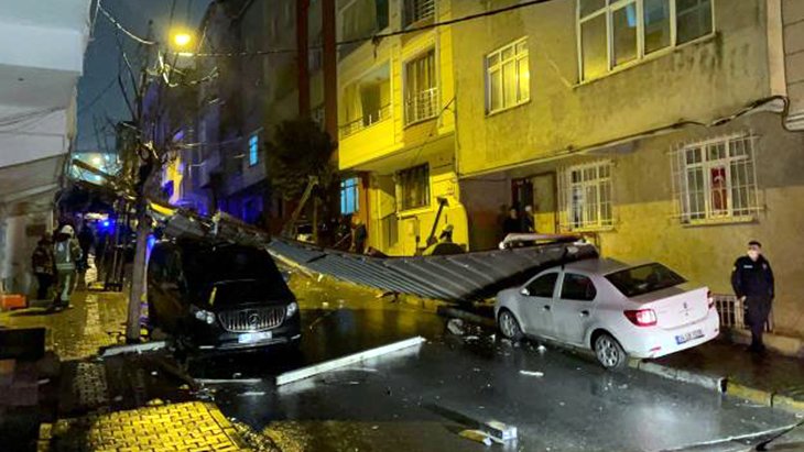 İstanbul’da fırtına nedeniyle bir binanın çatısı uçtu