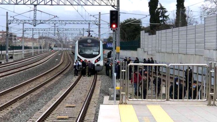 Marmaray’da intihar Raylara atlayan kadın, trenin altında kalarak can verdi