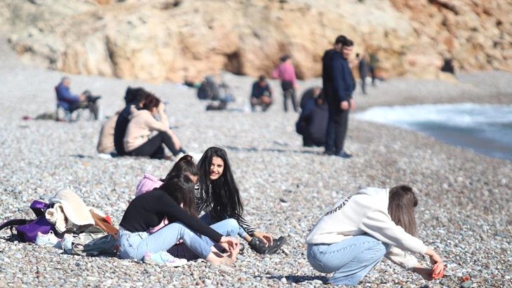 Türkiye donarken Antalya’da güneşi gören sahile indi
