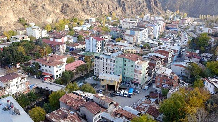 Baraj sebebiyle sular altında kalacak Yusufeli’nde, vatandaşlara mezarlarını taşımaları için anonslar yapılıyor