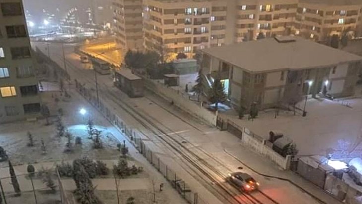 İstanbul’da cadde ve sokaklar beyaza büründü