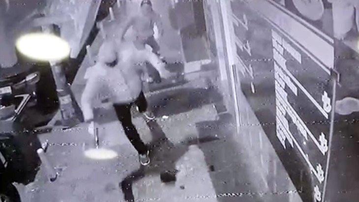 Omuz atma tartışması kanlı bitti Döve döve metrelerce sürüklediği genci silahla vurdu