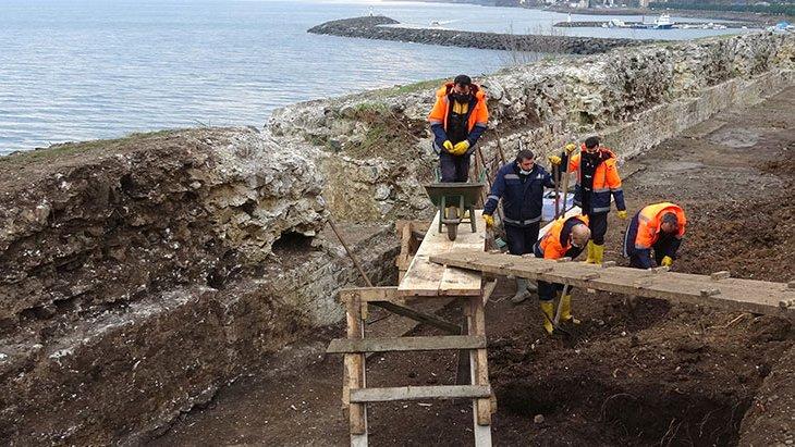Trabzon’da kazı yapan Türk arkeologları heyecanlandıran olay Kazmalarına, kafatası olmayan iskelet takıldı