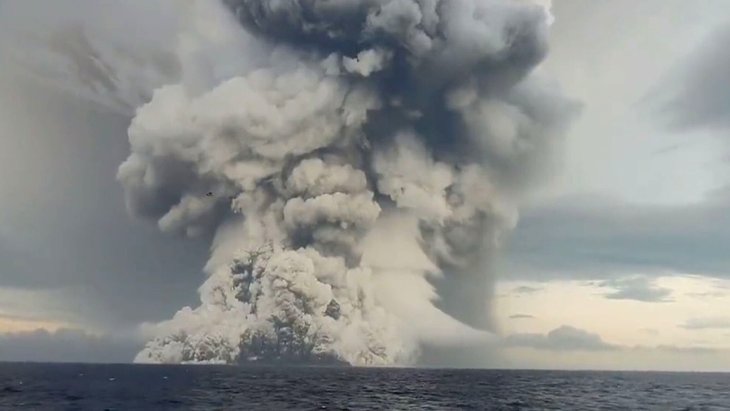 Tonga’daki yanardağ patladı Ardından Japonya’da tsunami alarmı verildi
