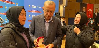 Erdoğan’dan fotoğraf çektirmek isteyen gence sürpriz Hediyeyi görünce sevince boğuldu