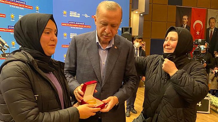 Cumhurbaşkanı Erdoğan, doğum günü olduğunu öğrendiği öğrenciye Trabzon hasırı taktı