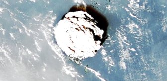 Tsunami paniğine neden olan su altı yanardağı patlaması uydu görüntülerine yansıdı