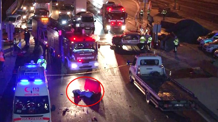 Kaza sonrası çekici bekleyen talihsiz sürücü, yoldan geçen başka bir arabanın altında kaldı
