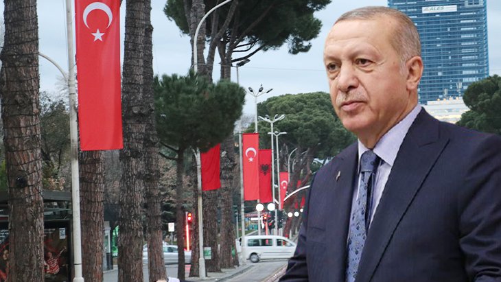 Arnavutluk sokakları Cumhurbaşkanı Erdoğan düşüncesince Türk bayraklarıyla süslendi