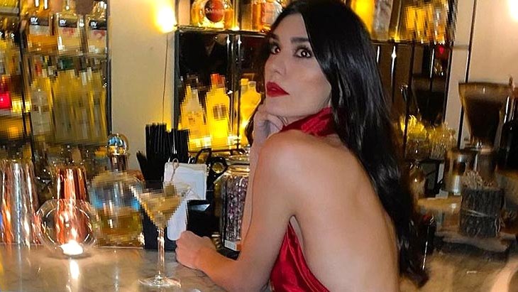 Sinan Akçıl ile ikinci kez boşanma kararı alan Burcu Kıratlı’dan kırmızı elbiseli pozlar