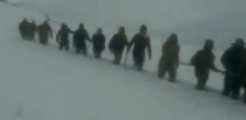 Kar yağışı ve tipi sebebiyle alınamayan şehit cenazesi için köylüler seferber oldu