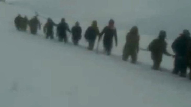 Kar yağışı ve tipi sebebiyle alınamayan şehit cenazesi için köylüler seferber oldu
