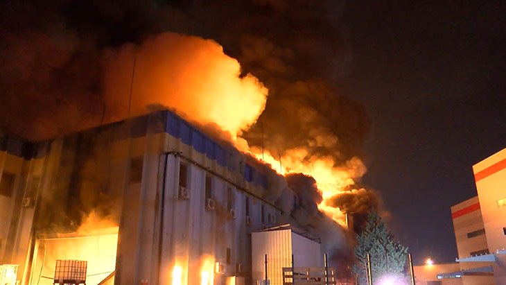 Kimyasal üreten fabrikada yangın çıktı Zaman zaman patlamalar yaşanıyor