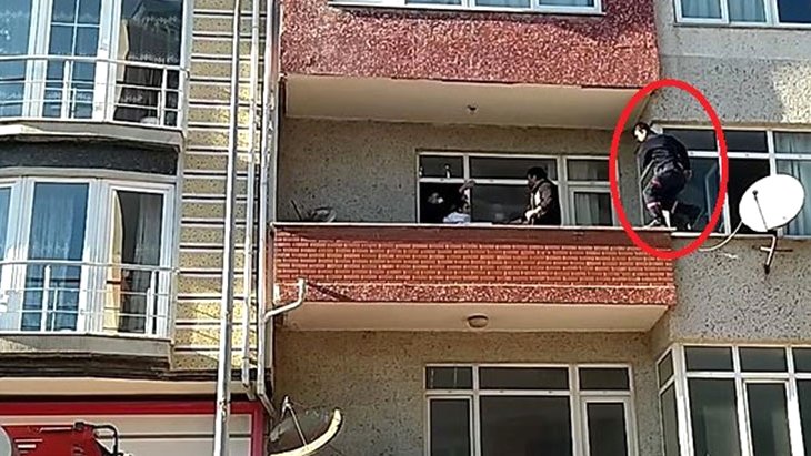 Metrelerce yükseklikteki intiharı engellemek için balkondan balkona atladı