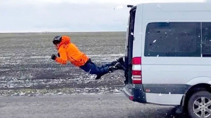 Rus dublörden korkutan anlar 80 km hızla giden minibüsün içinden mermi gibi geçti