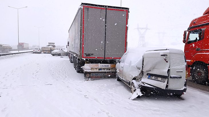 TEM Otoyolu’nda kar yağışı sebebiyle 24 araç birbirlerine girdi