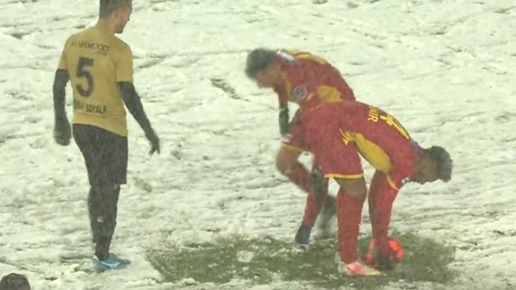 Penaltı noktasındaki karları temizleyen Malatyalı futbolculara vıcık vıcık şaka