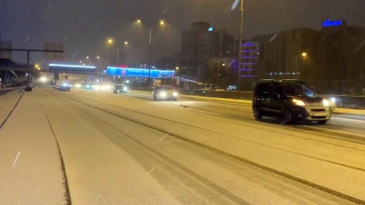 Uyarılar art arda gelmişti Kar yağışı gece boyunca etkili oldu, İstanbul beyaza büründü