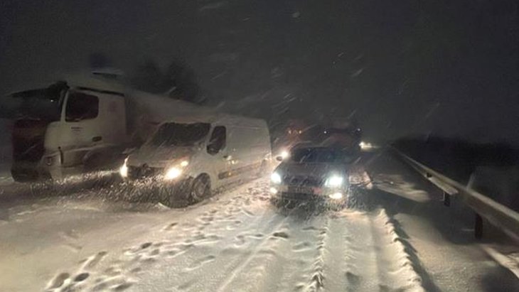 Kar nedeniyle Tarsus-Adana-Gaziantep otoyolu kapandı 7 bin kişi mahsur kaldı 2 bin kişi kurtarıldı