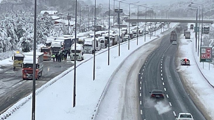 Son Dakika: Anadolu Otoyolu’nun Bolu kesiminde kar sebebiyle Ankara yönüne ulaşım sağlanamıyor