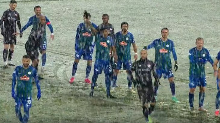 Son Dakika: Rize-Antalya maçı yoğun kar yağışı sebebiyle karşılaşma ertelendi