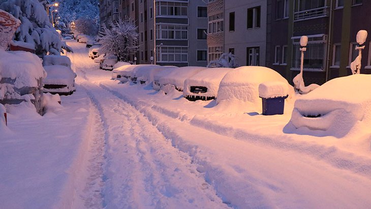 Kar altında Karabük Sabah işe gitmek için sokağa inenler arabasını bulmakta güçlük çekti