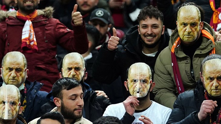 Galatasaray stadında maskeli taraftarlar Burak Elmas’a Fatih Terim mesajı