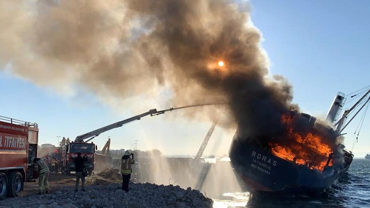 İtfaiye ekipleri yola çıktı Kartal açıklarında karaya oturan gemide yangın çıktı