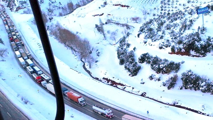 Kar esareti bitmeme ediyor TAG Otoyolu’nun Gaziantep-Nurdağı yönü esasen ulaşıma kapandı